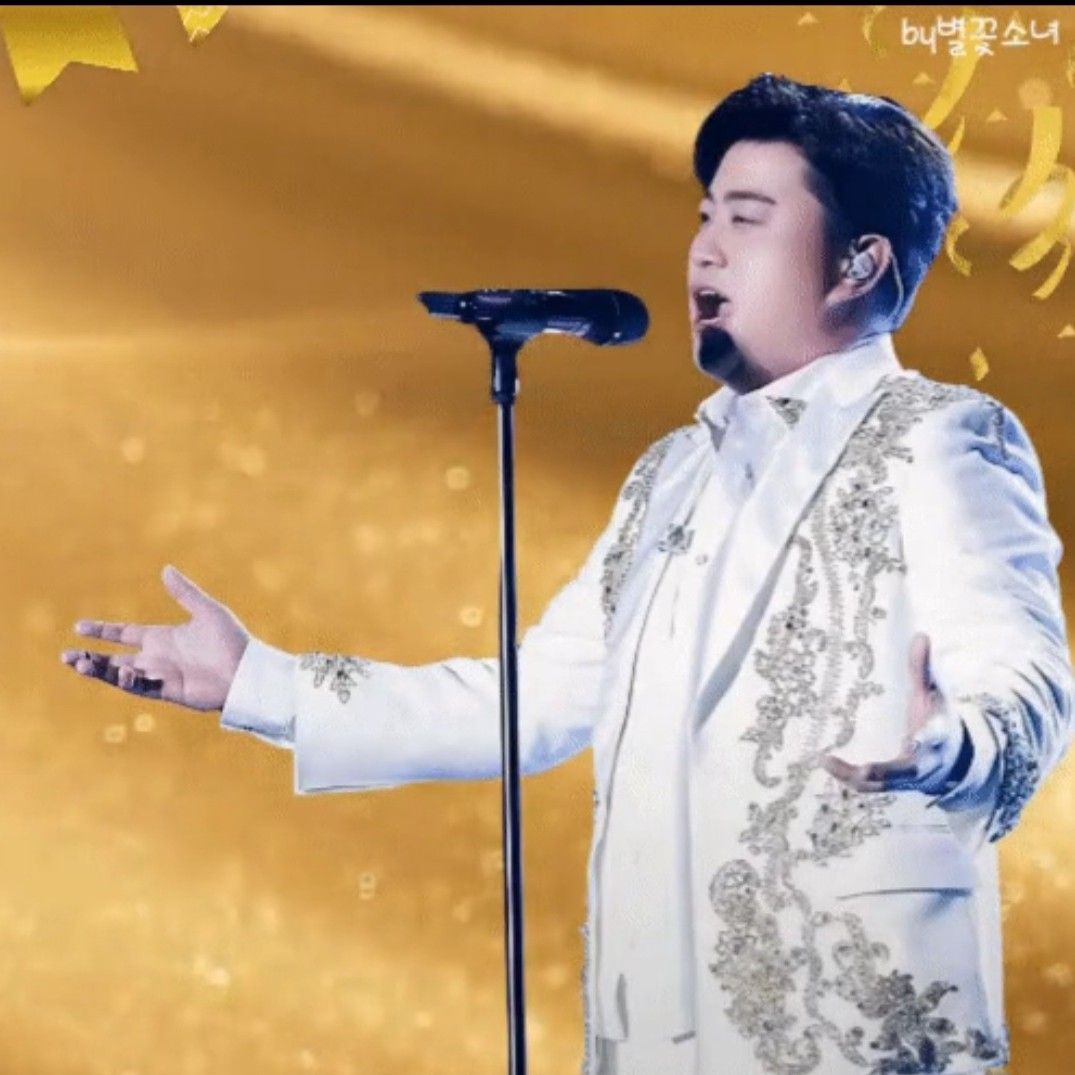 粉丝拍下的金浩中瞬间