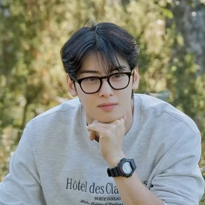 Behind-the-scenes cut of Cha Eunwoo