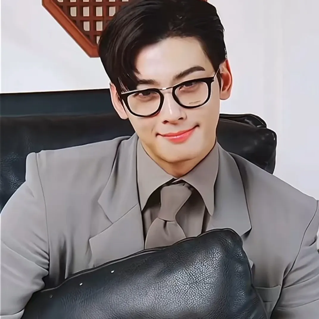 Behind-the-scenes cut of Cha Eunwoo