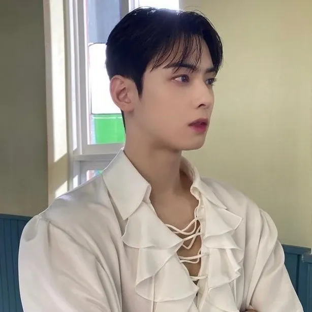 Behind-the-scenes cut of Cha Eunwoo