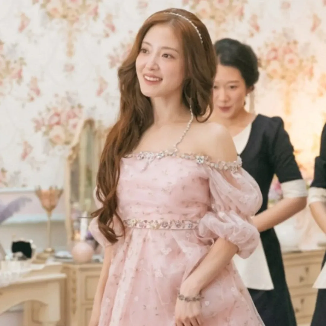 Behind-the-scenes cut of Lee Seyoung