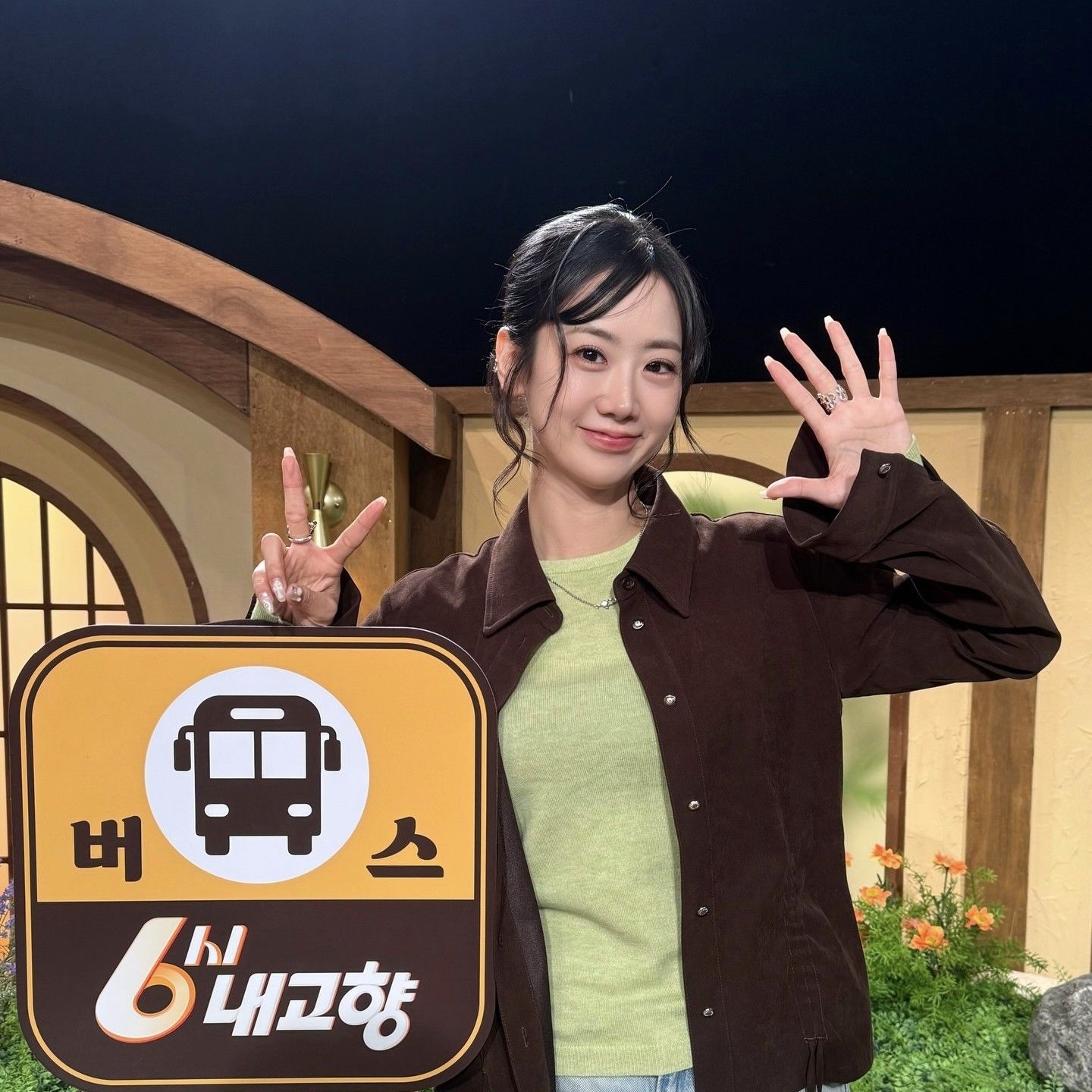 Behind-the-scenes cut of Kang Hyeyeon