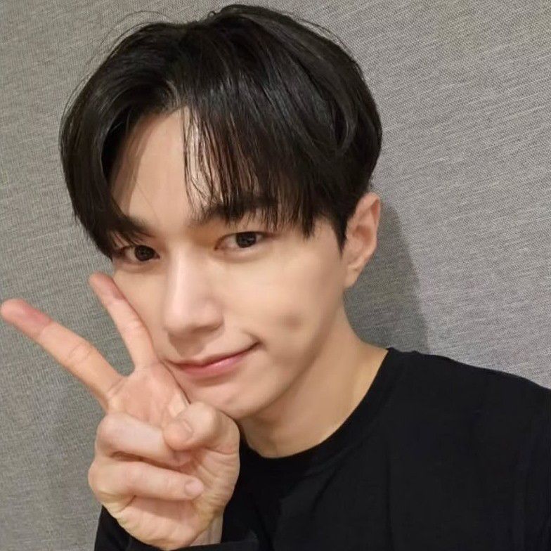 A moment captured by a fan of Kim Myungsoo (L)