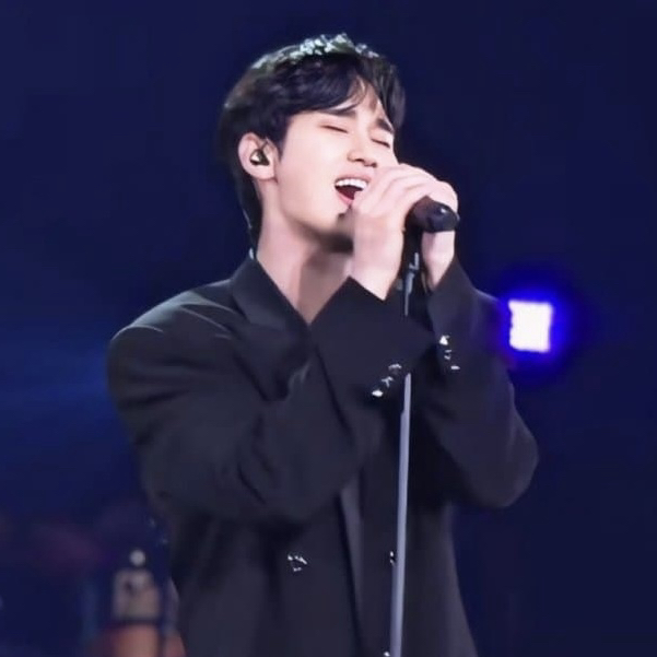 金秀贤的最新照片