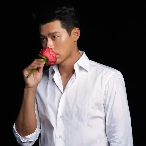 Momen yang diabadikan oleh penggemar Hyun Bin