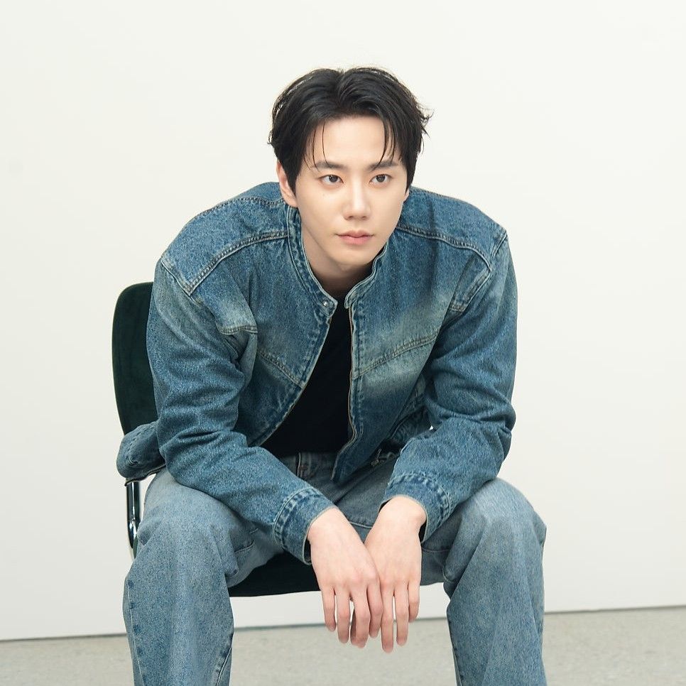 Behind-the-scenes cut of Lee Junyoung