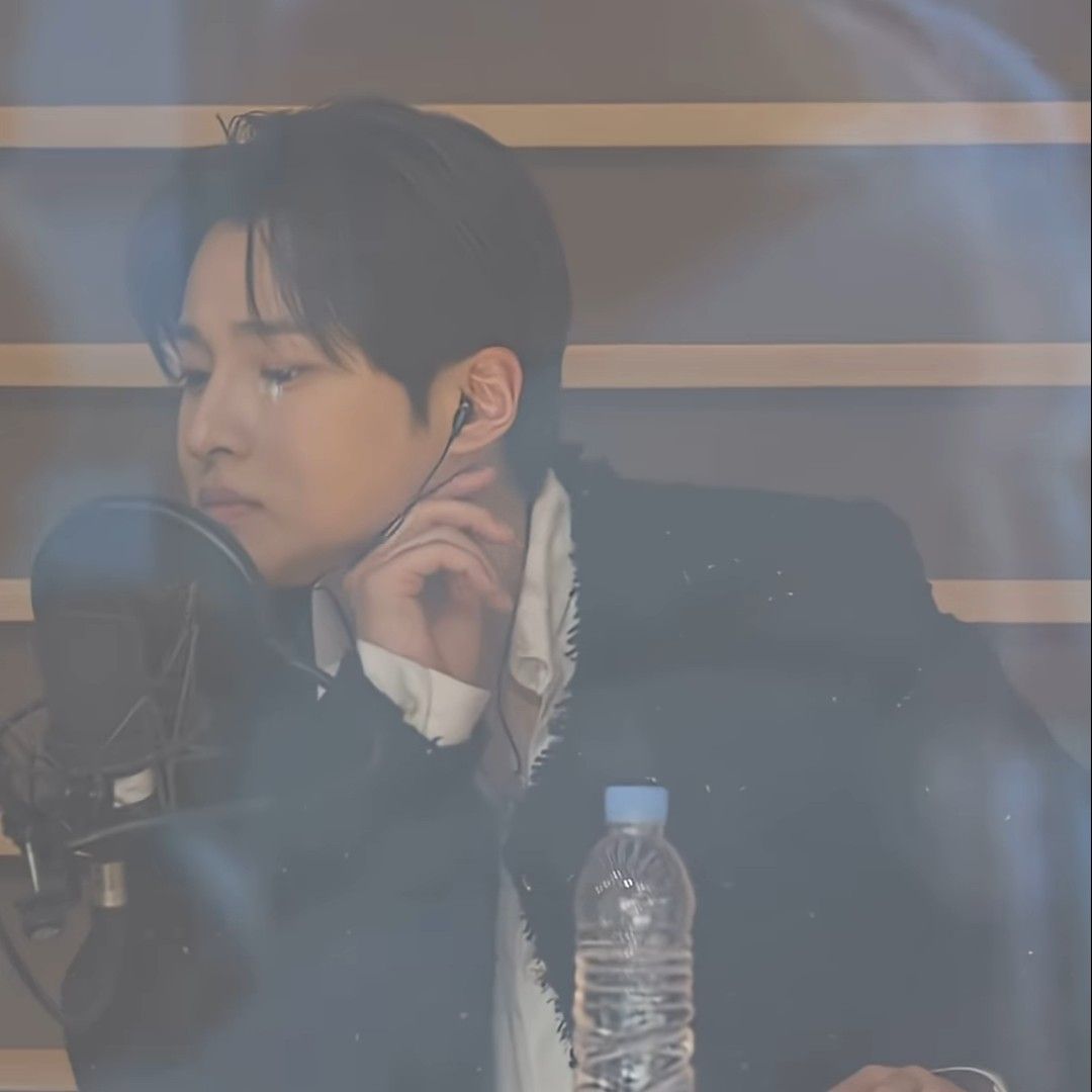 A moment captured by a fan of Seong Ri