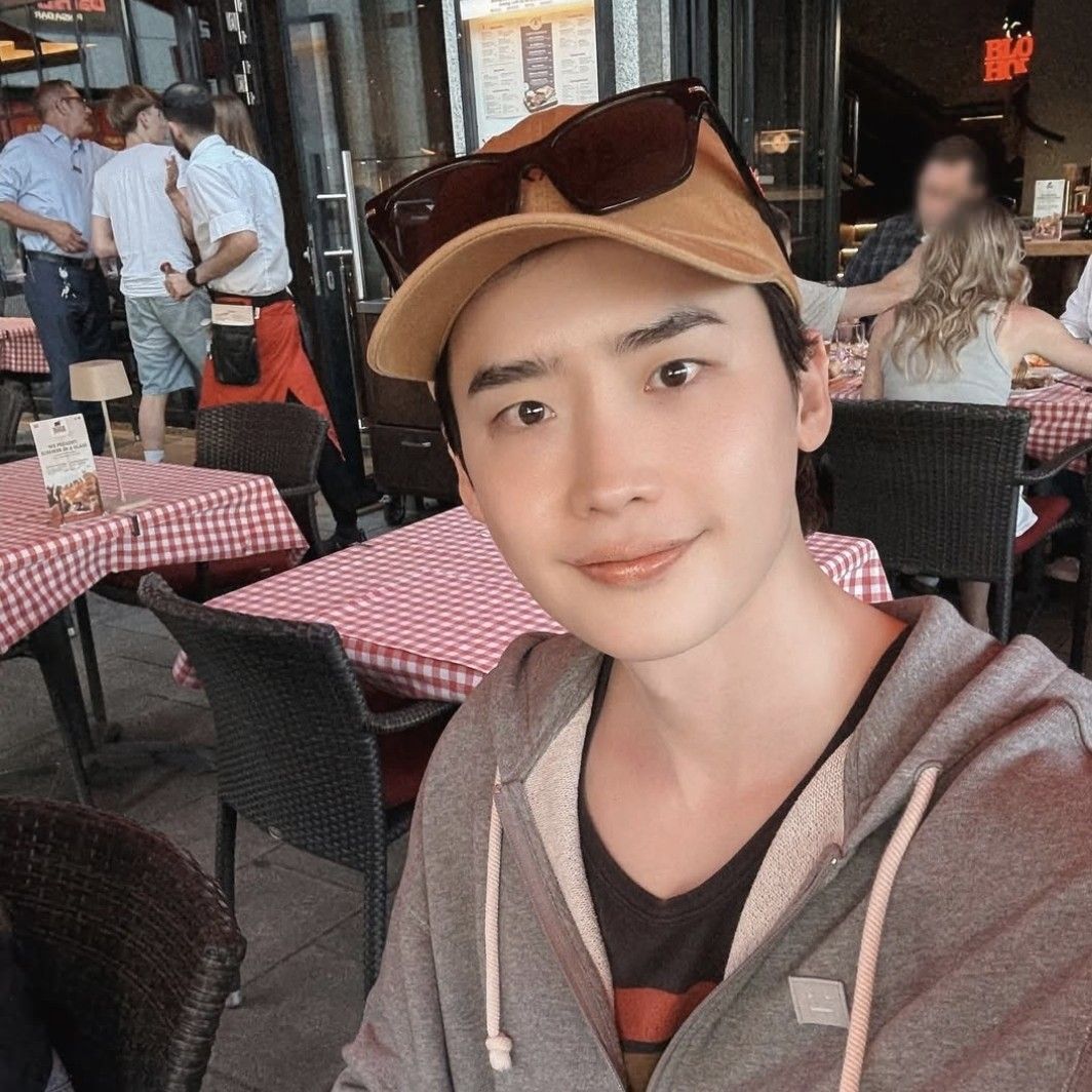 A moment captured by a fan of Lee Jongsuk
