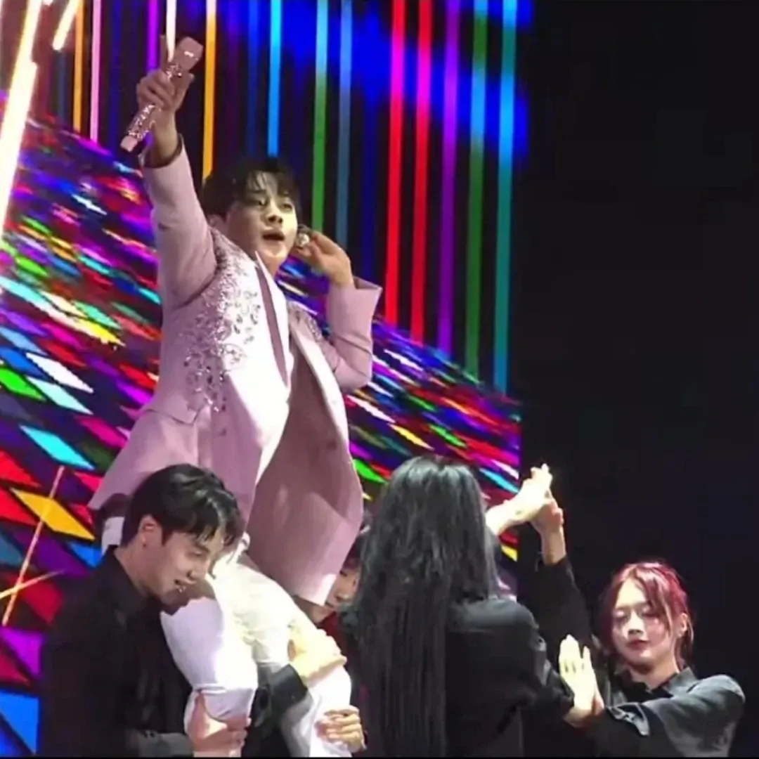 A moment captured by a fan of Seong Ri