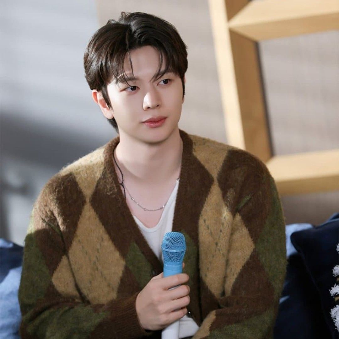 Recent activity shot of Yook Sungjae