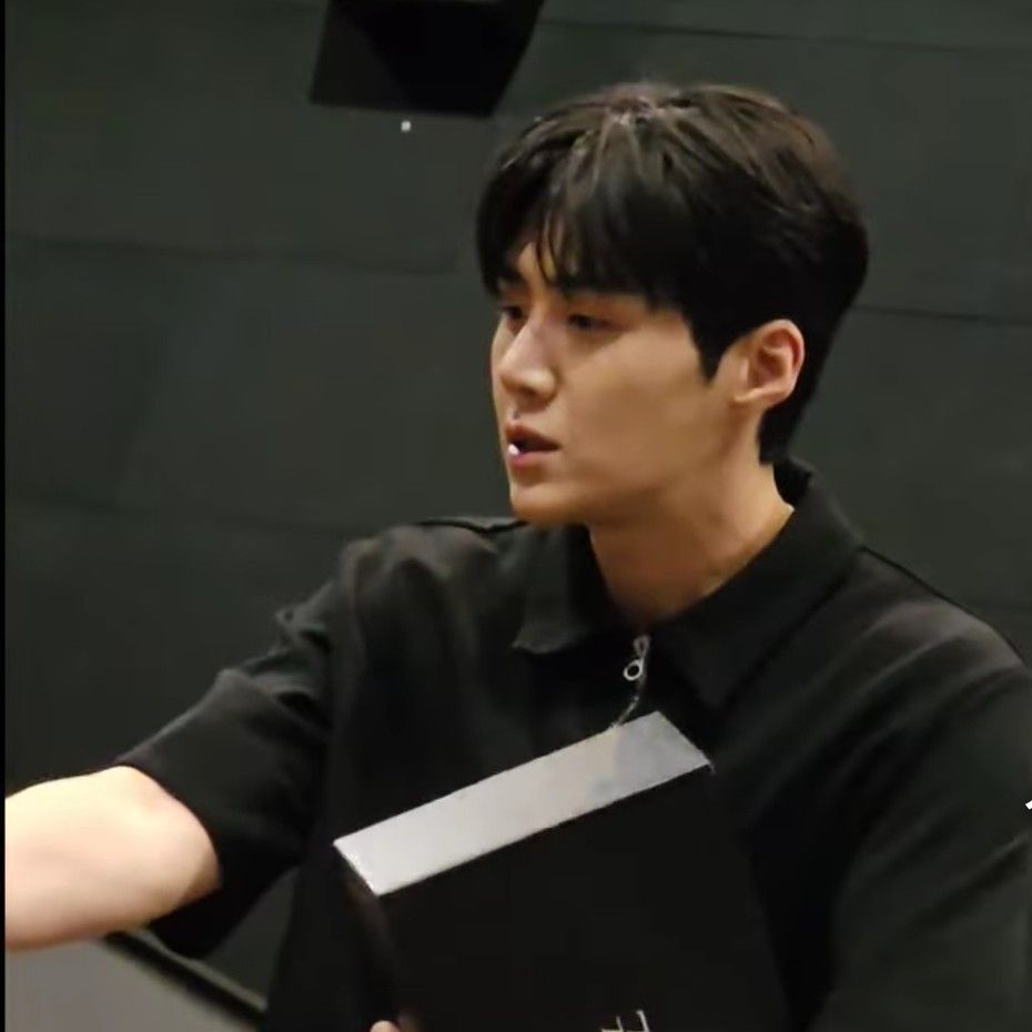 Behind-the-scenes cut of Kim Seonho