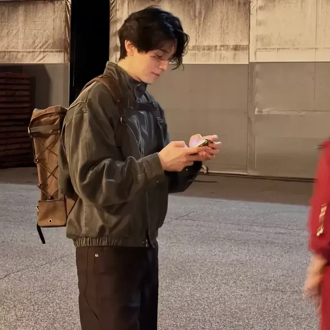 Behind-the-scenes cut of Lee Dongwook