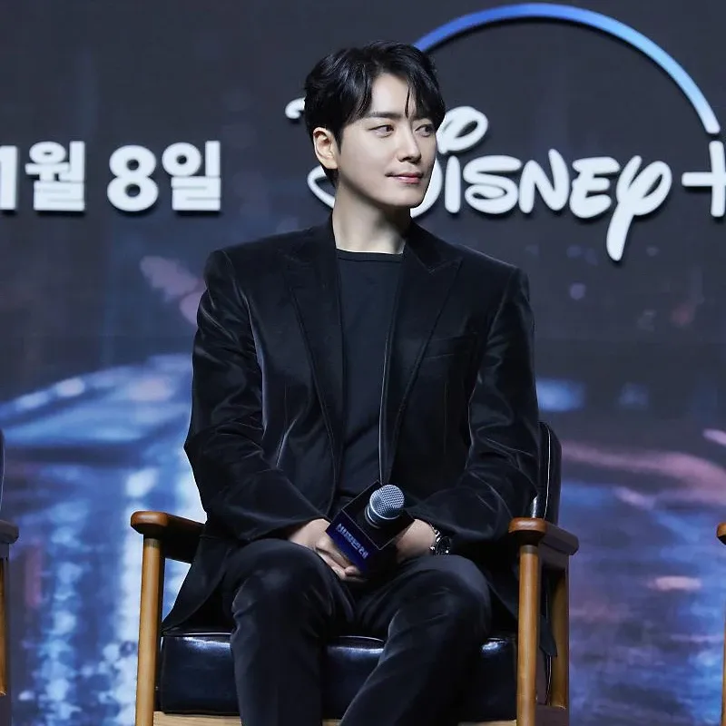 Behind-the-scenes cut of Lee Joonhyuk