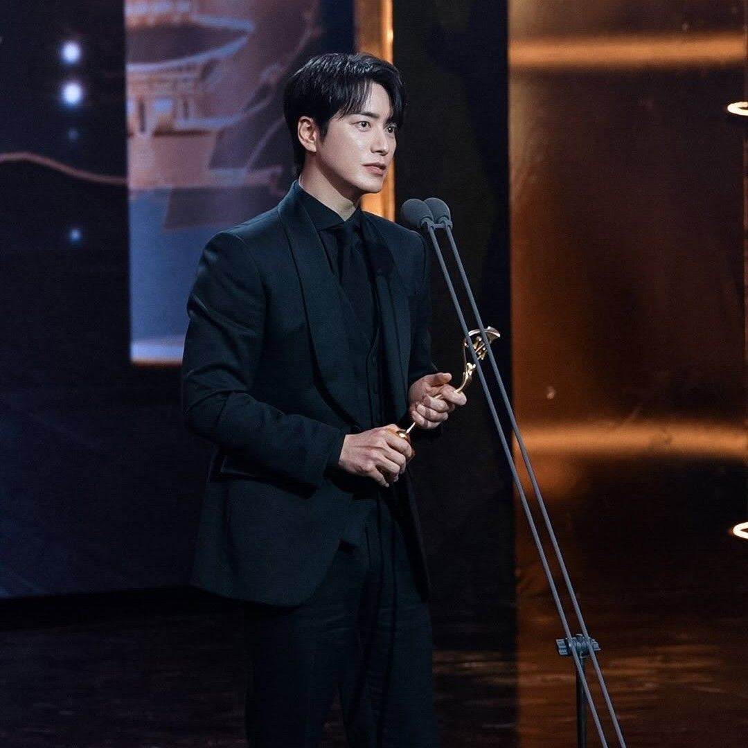 Behind-the-scenes cut of Lee Joonhyuk