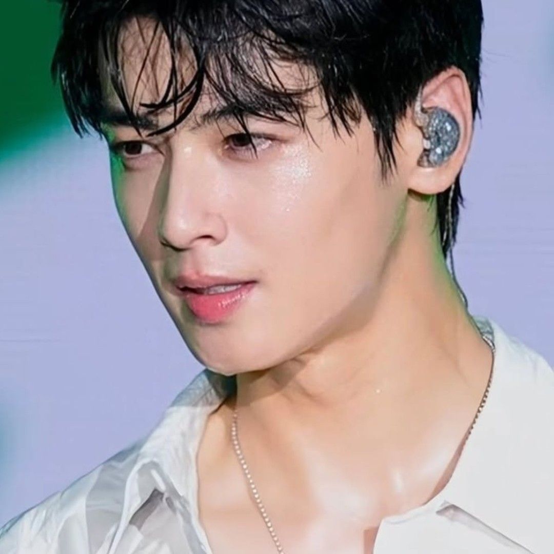 Latest photo of Cha Eunwoo