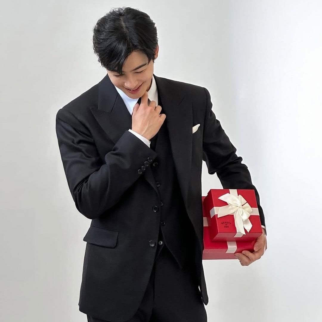 Behind-the-scenes cut of Cha Eunwoo