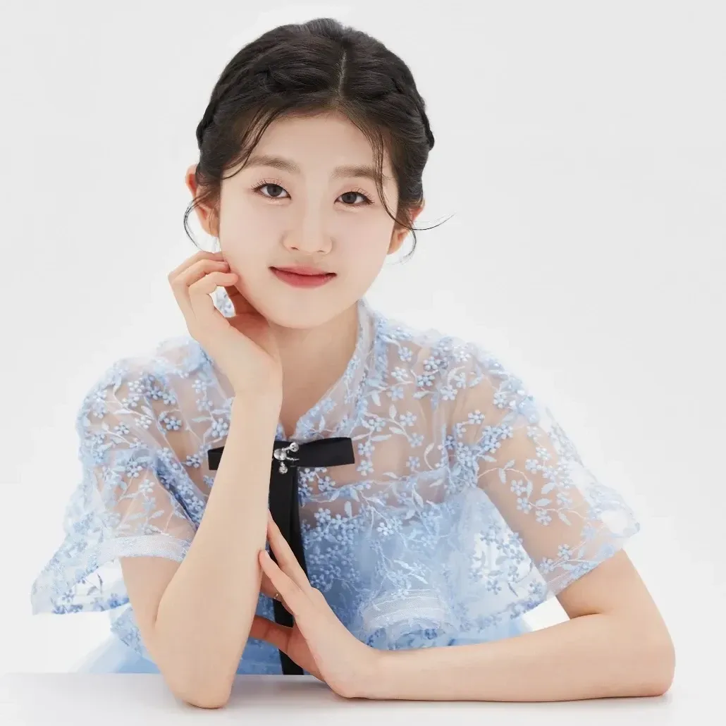 Behind-the-scenes cut of Yoon Yoonseo