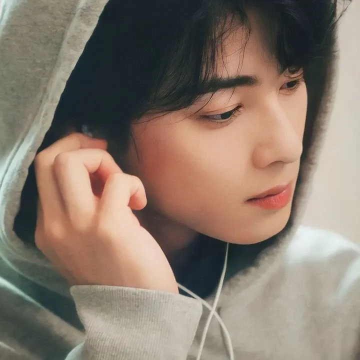 Behind-the-scenes cut of Cha Eunwoo