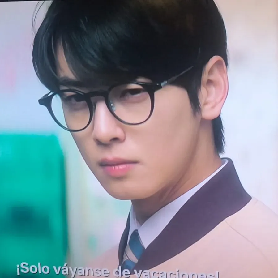 Behind-the-scenes cut of Cha Eunwoo
