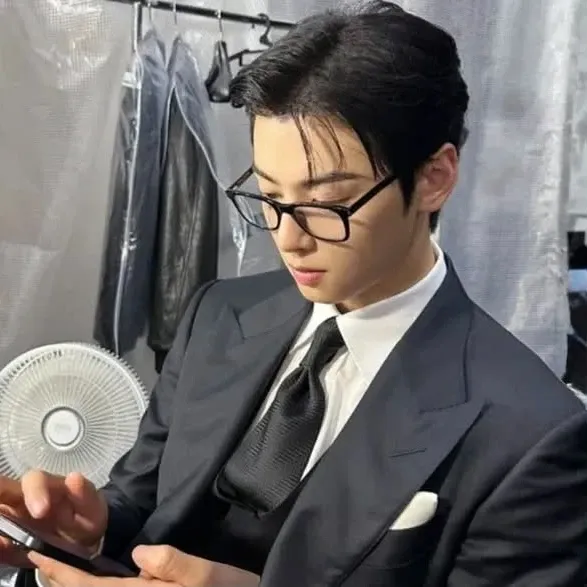 A moment captured by a fan of Cha Eunwoo