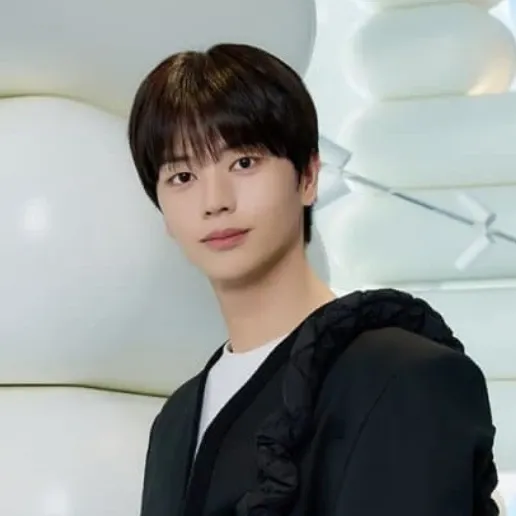 Recent activity shot of Yook Sungjae
