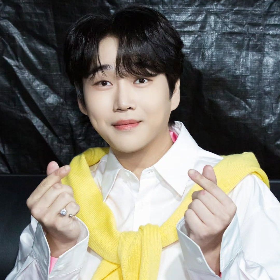 最愛偶像名人粉絲團推薦的黃英雄背景圖片