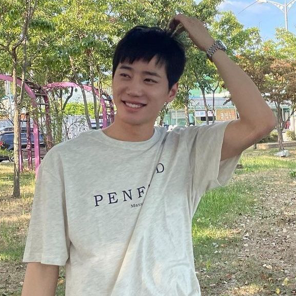 Behind-the-scenes cut of Lee Junyoung