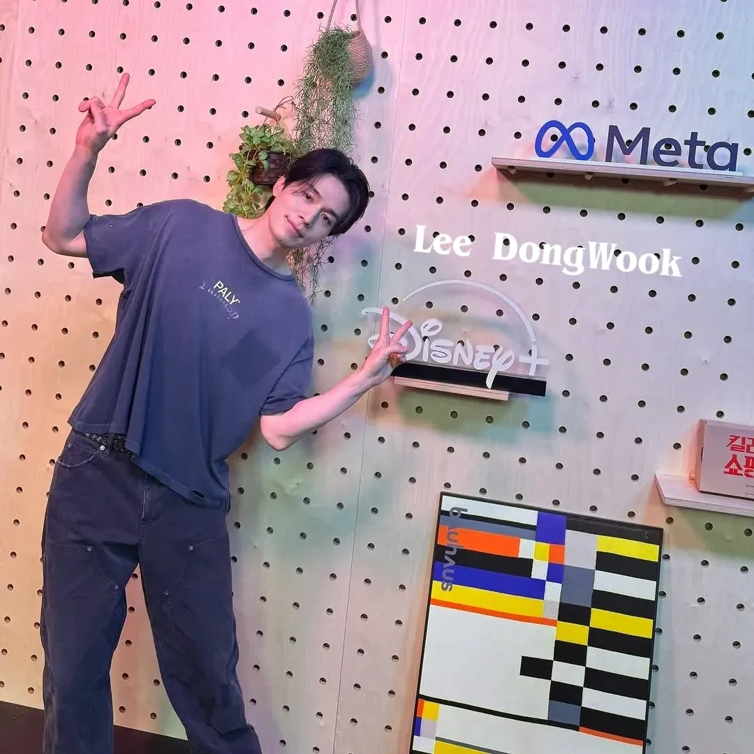 A moment captured by a fan of Lee Dongwook