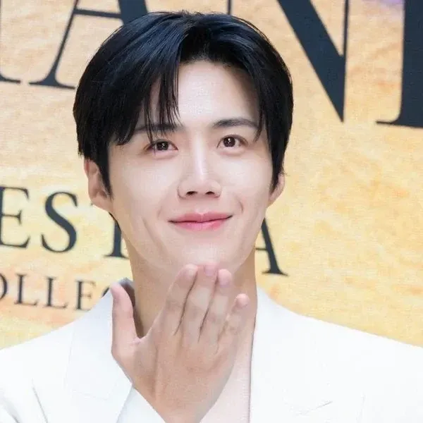Behind-the-scenes cut of Kim Seonho