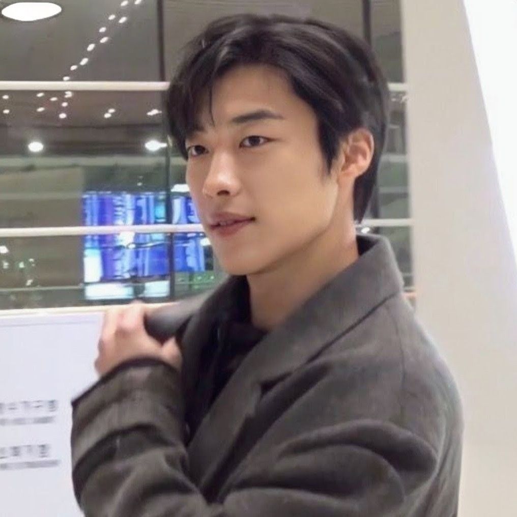 A moment captured by a fan of Woo Dohwan