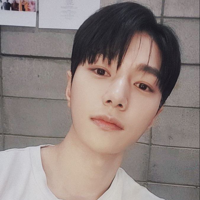 Behind-the-scenes cut of Kim Myungsoo (L)