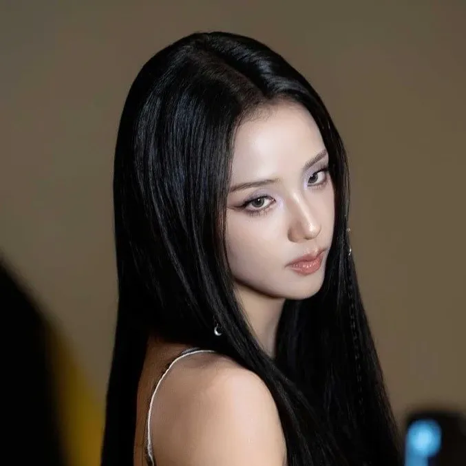 Latest photo of Jisoo (1995)