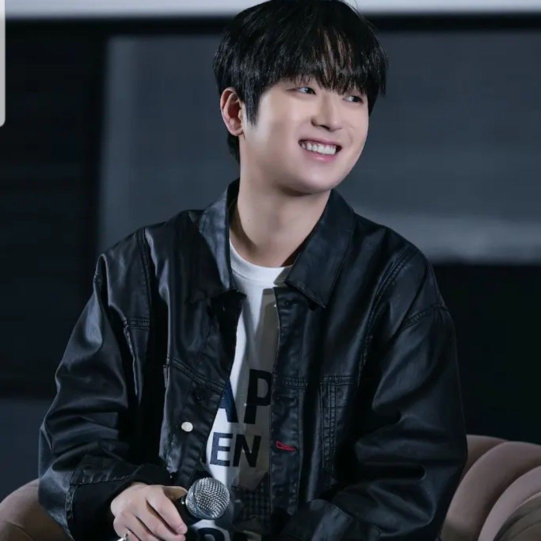 A moment captured by a fan of Lee Chanwon