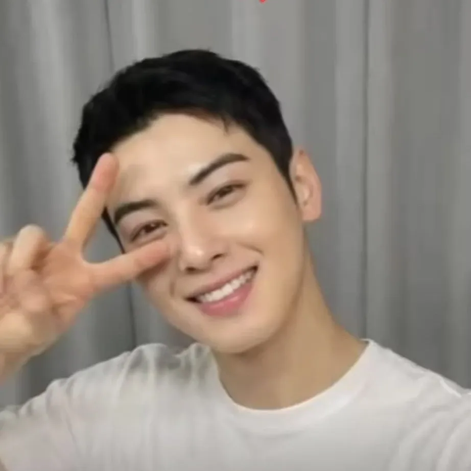 Behind-the-scenes cut of Cha Eunwoo