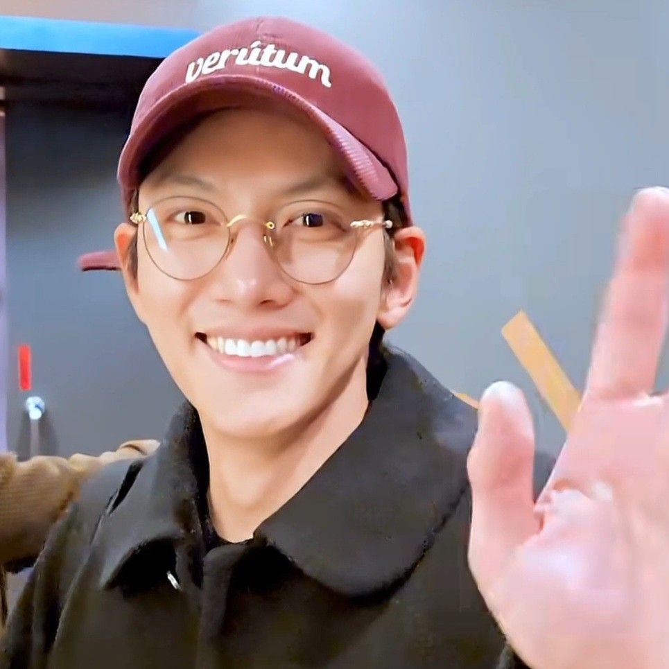 Behind-the-scenes cut of Ji Changwook