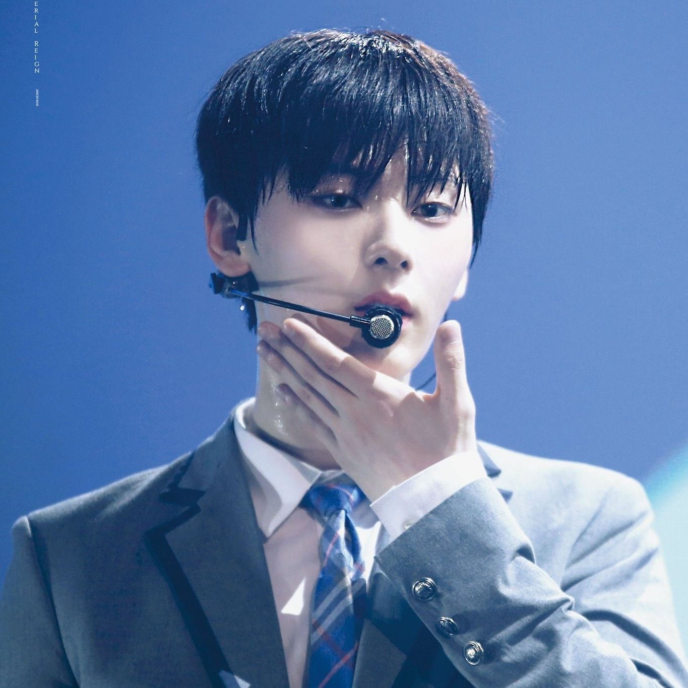 A moment captured by a fan of Hwang Minhyun