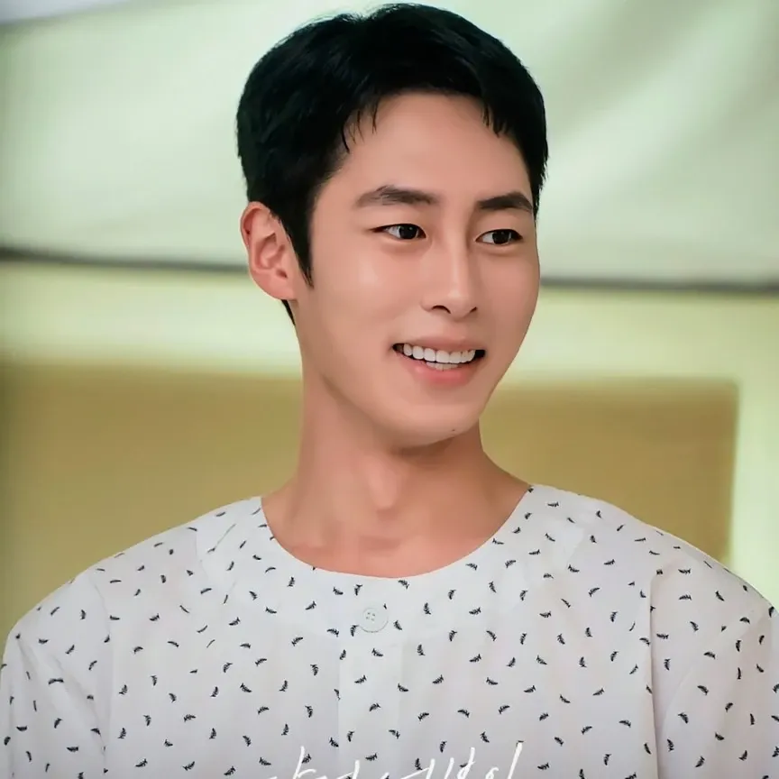 Behind-the-scenes cut of Lee Jaewook