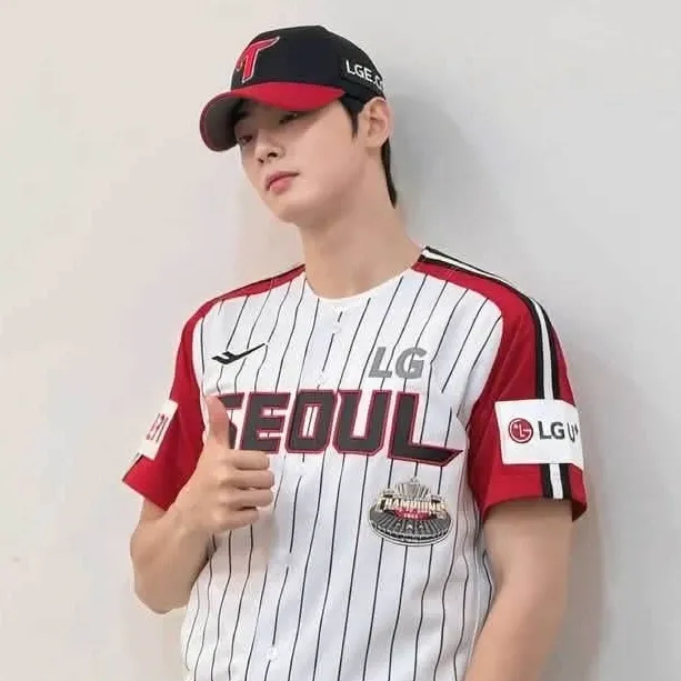 Behind-the-scenes cut of Cha Eunwoo