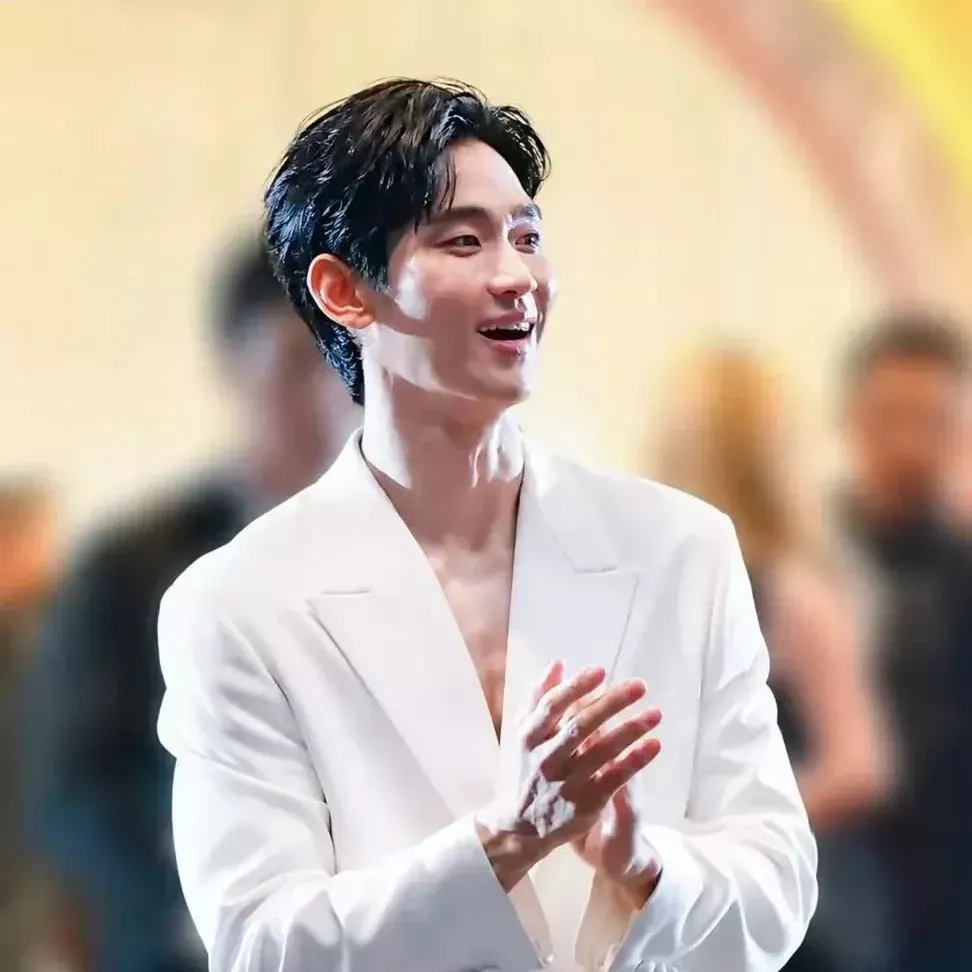 A moment captured by a fan of Kim Soohyun