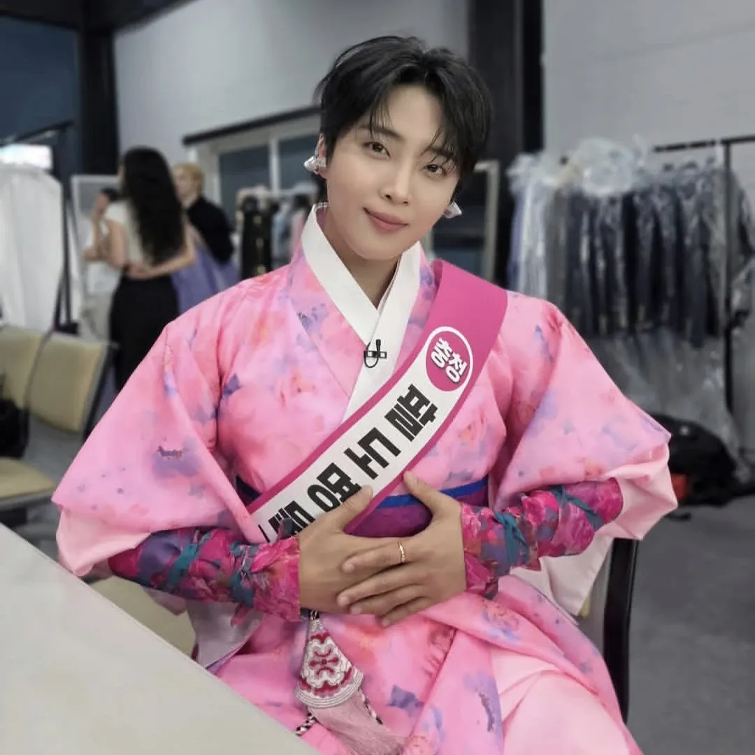 A moment captured by a fan of Hwang Yunsung