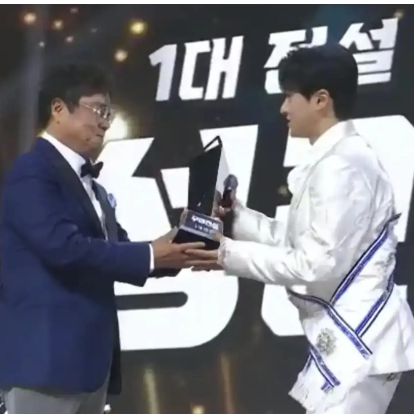 A moment captured by a fan of Seong Ri