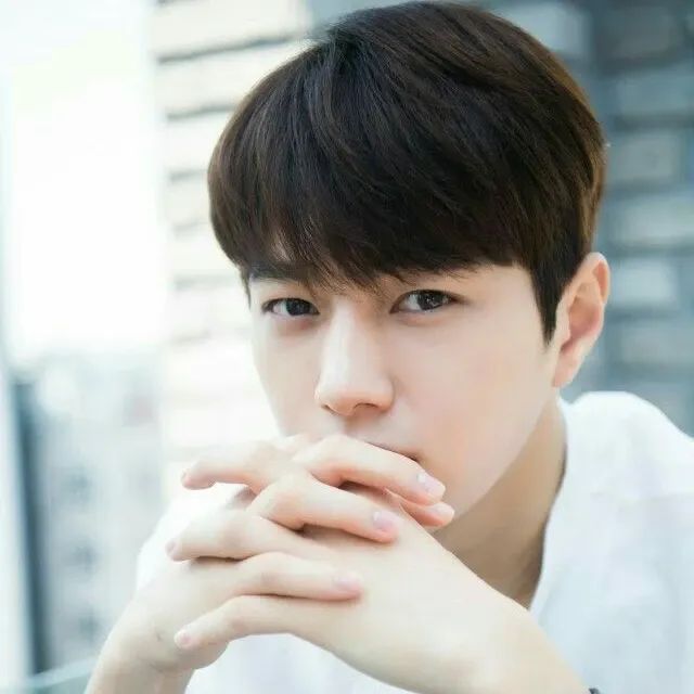 Behind-the-scenes cut of Kim Myungsoo (L)