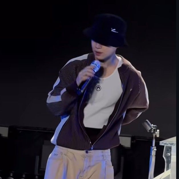 A moment captured by a fan of Henry