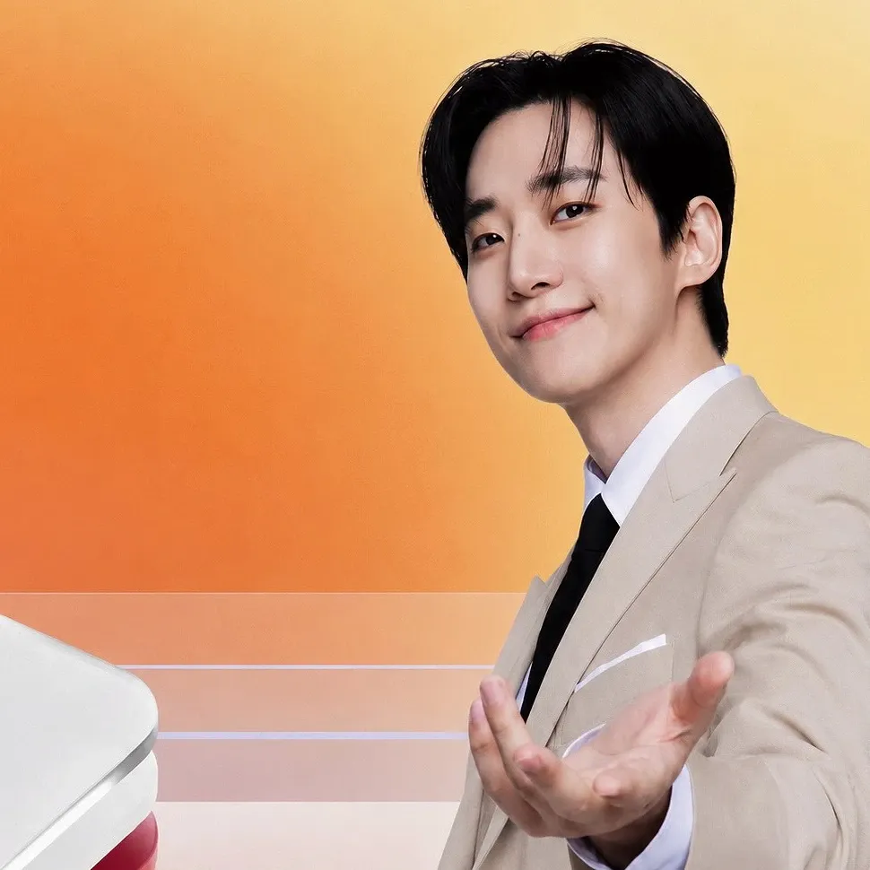 Behind-the-scenes cut of Lee Junho