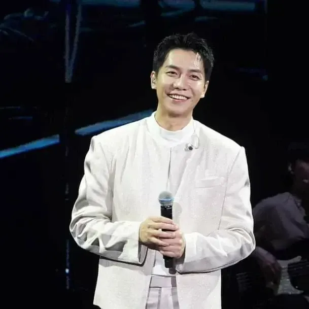 Recent activity shot of Lee Seunggi