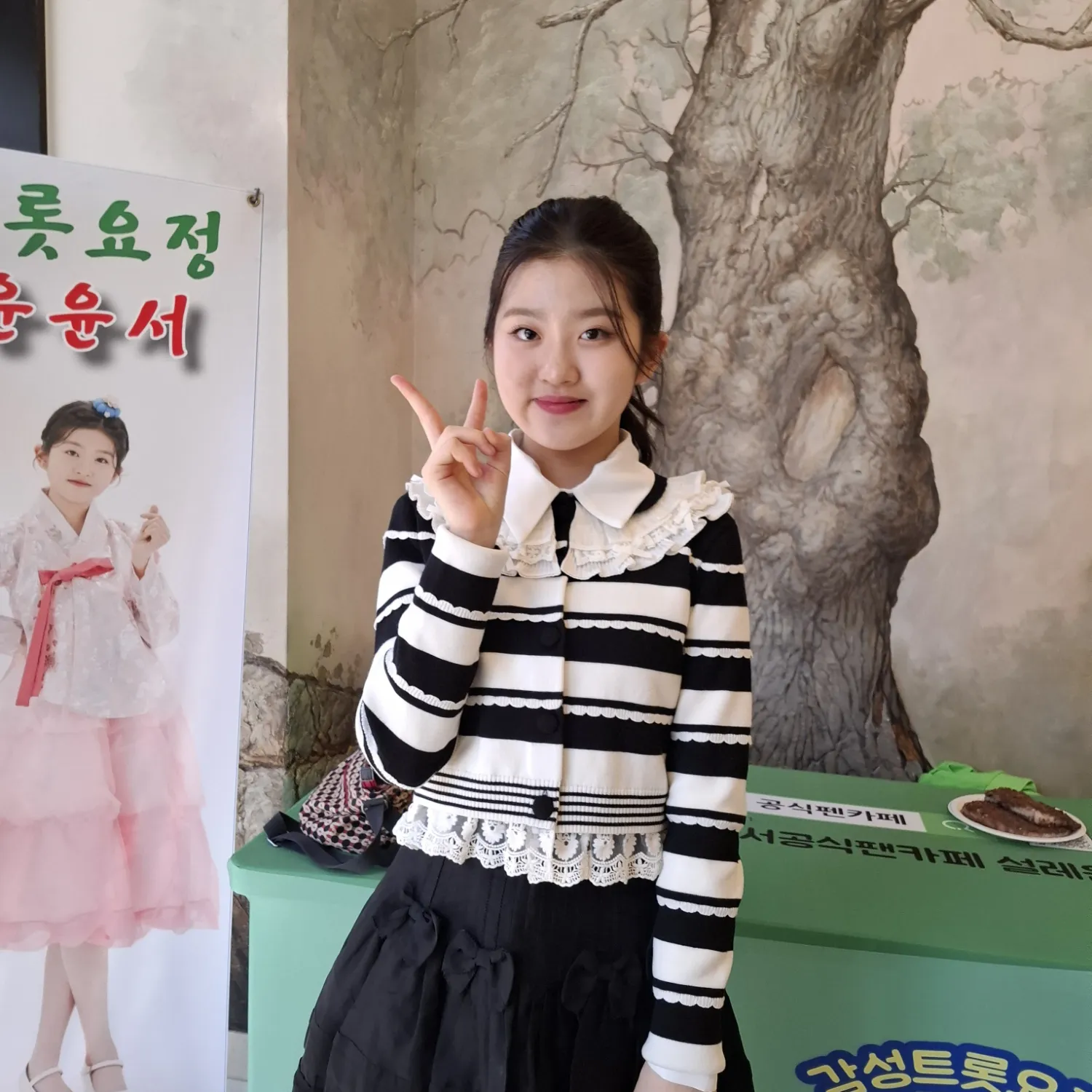 Behind-the-scenes cut of Yoon Yoonseo