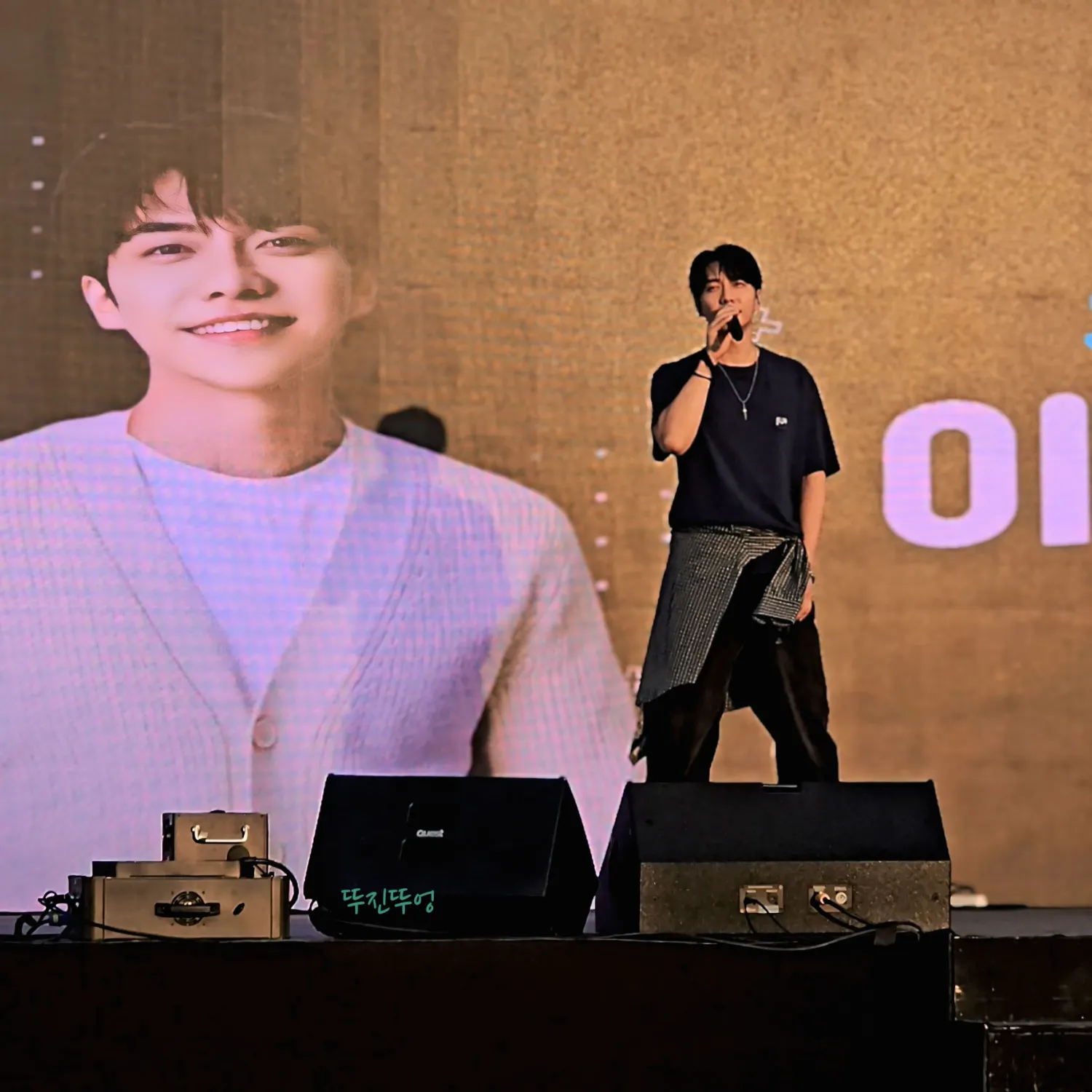 Momen yang diabadikan oleh penggemar Lee Seunggi