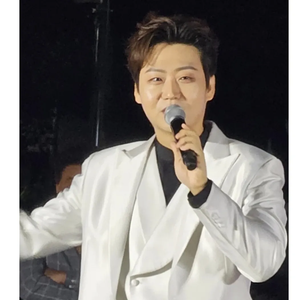 A moment captured by a fan of Min Soohyun