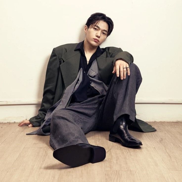 Behind-the-scenes cut of Kim Myungsoo (L)