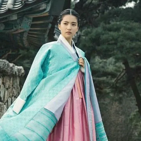 Behind-the-scenes cut of Kim Taeri